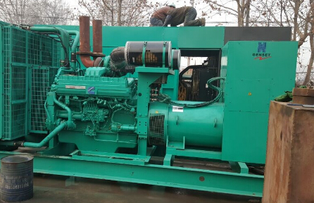 仁布发电机组如何判断水冷式机油散热器内部是否需要清洗？